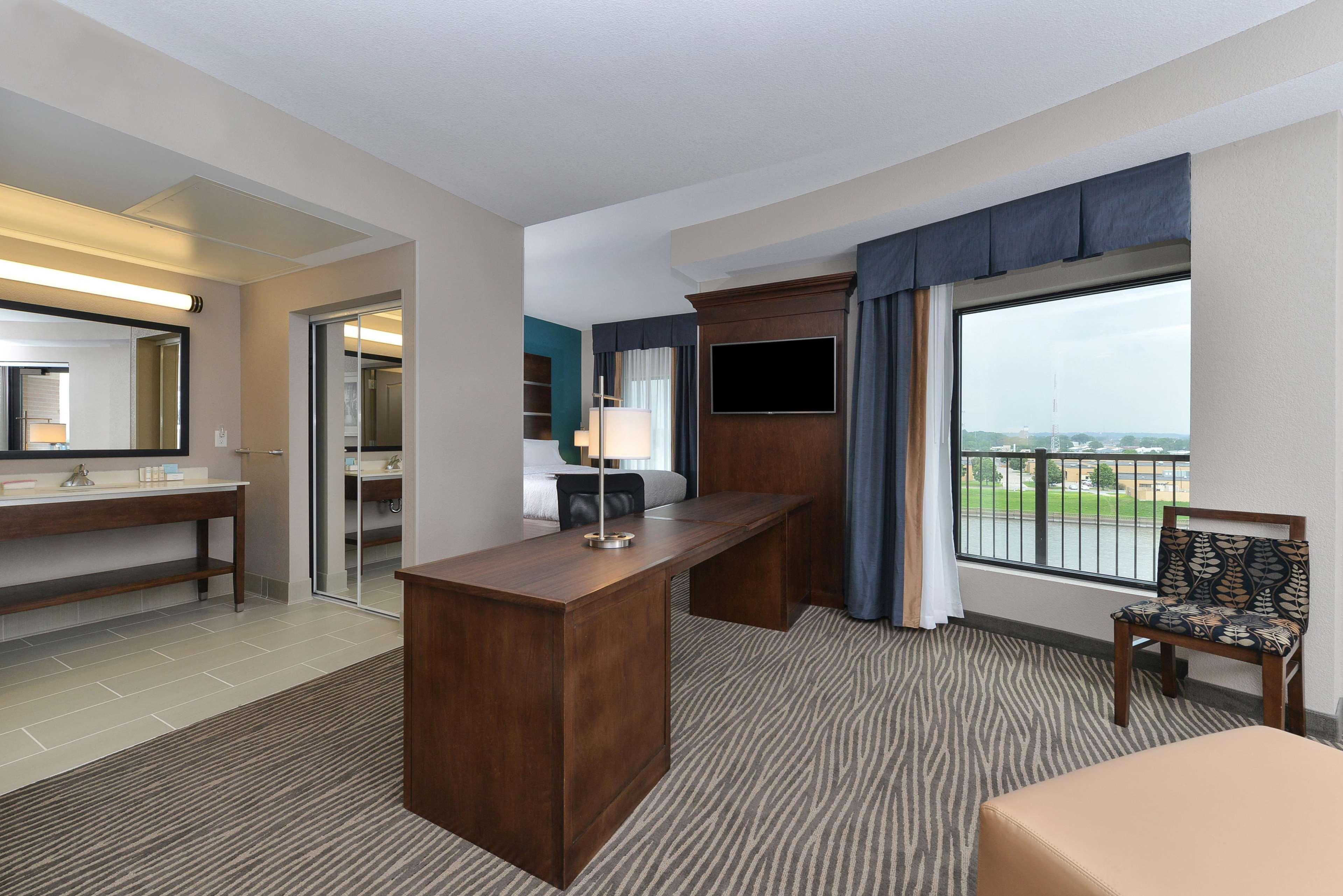 Hampton Inn & Suites Des Moines Downtown Exteriör bild